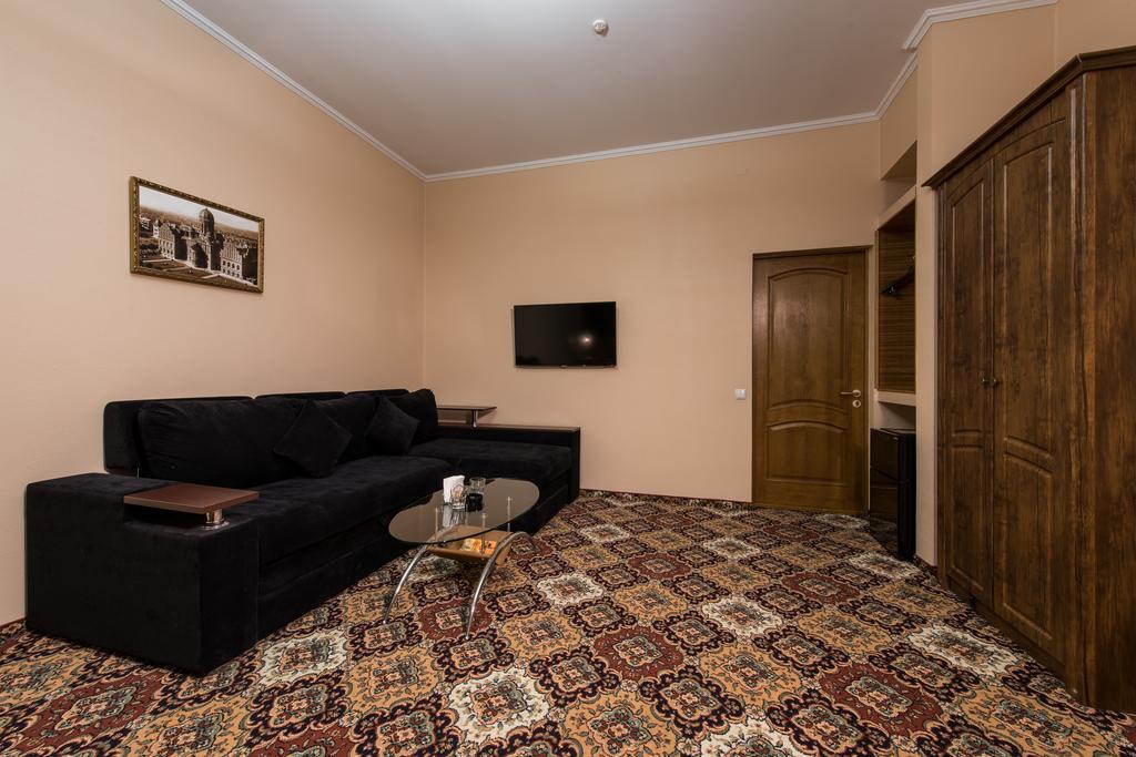 Premium Hotel Chernivtsi Bilik gambar