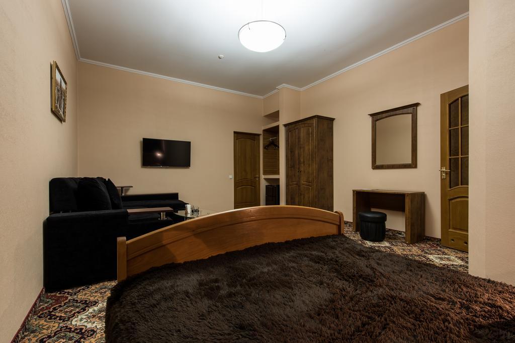 Premium Hotel Chernivtsi Bilik gambar