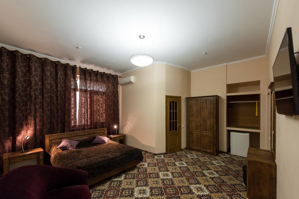 Premium Hotel Chernivtsi Bilik gambar