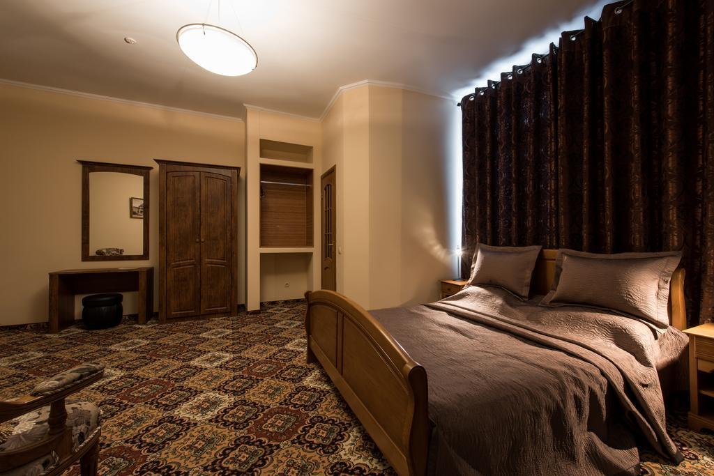 Premium Hotel Chernivtsi Bilik gambar